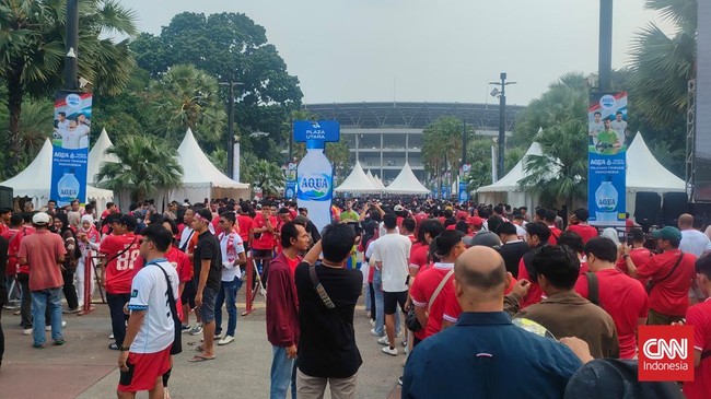 Antusiasme suporter Timnas Indonesia saat melawan Jepang sangat tinggi, sehingga antrean masuk stadion sudah mengular sejak pukul 13.00 WIB, Jumat (15/11).