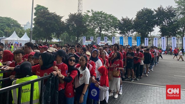 Antrean penonton Timnas Indonesia vs Jepang mengular jelang pertandingan di SUGBK, Jumat (15/11).