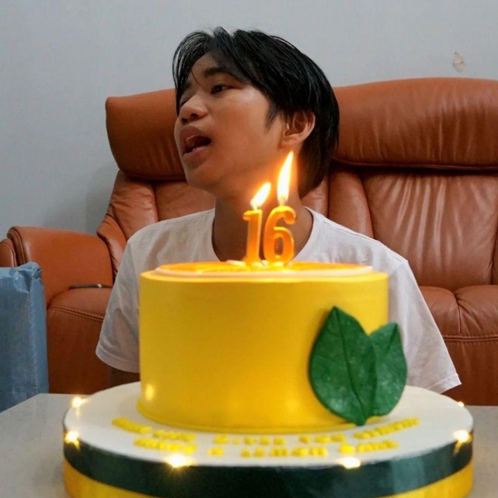 <p>Darto dan sang istri, Tika, merayakan ulang tahun sang putra dengan sederhana. Keduanya memberikan Juni kue ulang tahun dengan motif lemon. "Selamat ulang tahun sahabatku <em>@junohendarto.</em> 16 bro! Mantap!," tulis Darto seraya mengunggah potret sang anak. (Foto: Instagram: @imamdarto)</p>