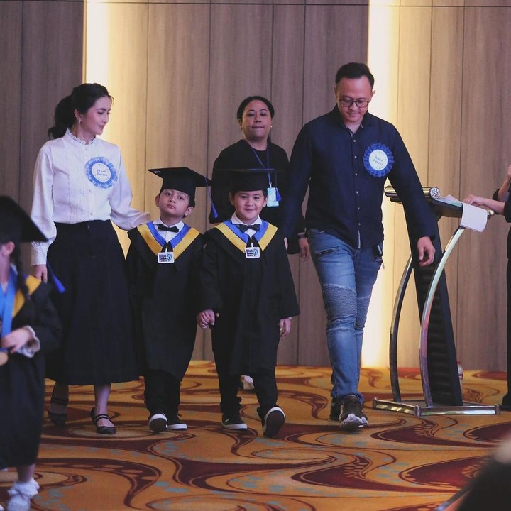 <p>Momen kelulusan Magha dan Degha dibagikan langsung oleh Dewa pada laman Instagram-nya. "Enggak kerasa sudah mau SD si <em>twin</em>," tulisnya dengan emotikon hati. (Foto: Instagram: @dewayoga_07)</p>