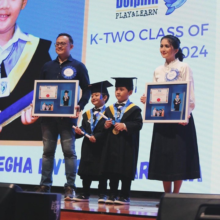 <p>Banyak netizen yang mengatakan Kadek Devi semakin cantik meski sudah memiliki tiga orang anak. Tidak sedikit yang merindukan Kadek Devi kembali bermain FTV. "Tambah cantik saja Kak Kadek Devi. Kangen nonton Kak Devi main FTV lagi," kata seorang netizen. "Salam untuk Mbak Kadek Devi yang selalu cantik dan keren. Semoga semua keluarga sehat selalu," ujar netizen lainnya. (Foto: Instagram: @dewayoga_07)</p>