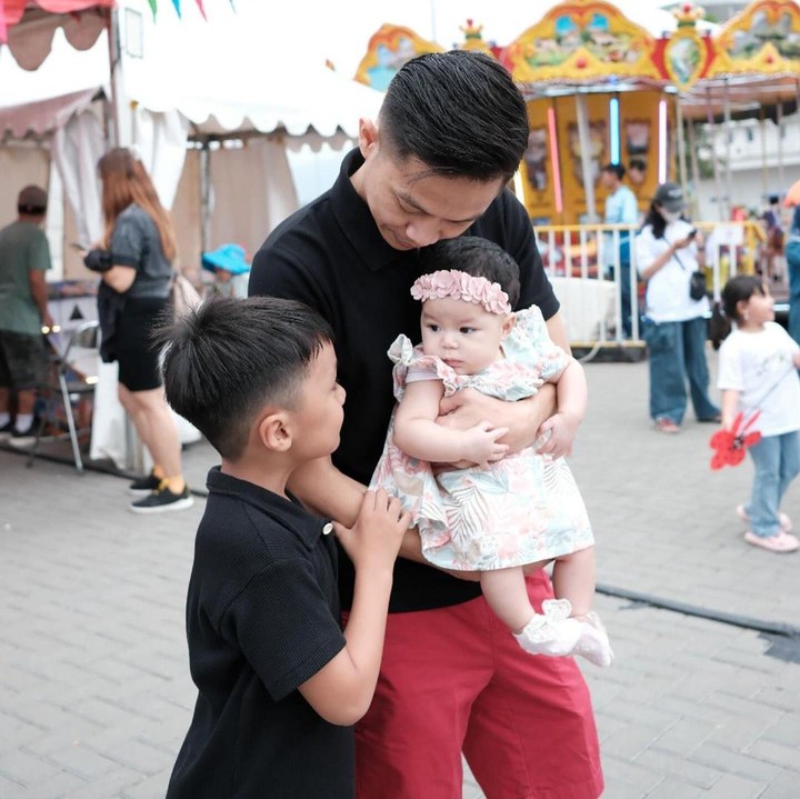 <p>Belakangan, Ikram dan Yusuf bahkan kompak saat mengasuh baby Alesha, Bunda. Dalam satu potret yang dibagikan di media sosial, tampak Yusuf menggandeng tangan ayah sambungnya sambil bercengkrama dengan sang adik yang sedang digendong oleh Ikram. (Foto: Instagram @ikram_rsd/ @larissachou)</p>