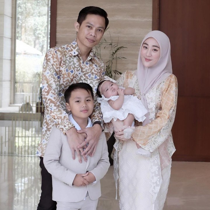 <p>Larissa dan Ikram resmi menikah pada 3 September 2023. Dari pernikahan ini, keduanya dikaruniai seorang putri bernama Alesha Alifa Habatillah Rosadi yang lahir pada 22 Juni 2024. Dari pernikahan sebelumnya, Larissa juga telah dikaruniai seorang putra bernama Muhammad Yusuf Alvin Ramadhan atau akrab disapa Yusuf. (Foto: Instagram @ikram_rsd/ @larissachou)</p>