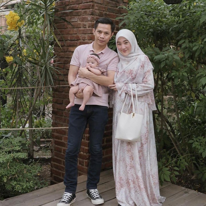 <p>Selebgram berhijab Larissa Chou kini disibukkan dengan peran barunya menjadi Bunda dua anak. Di tengah kesibukan, Larissa dan sang suami Ikram Rosadi tetap kompak mengurus anak mereka. (Foto: Instagram @ikram_rsd/ @larissachou)</p>