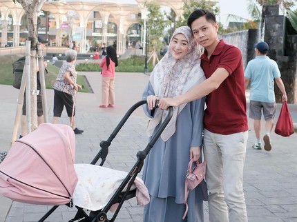 5 Potret Larissa Chou dan Suami yang Makin Mesra & Kompak Urus Anak
