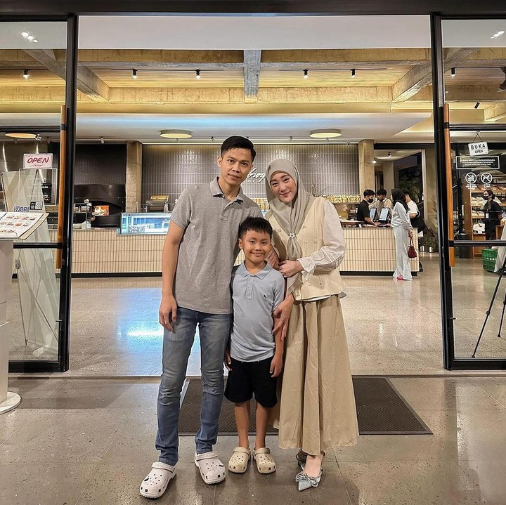 <p>Suami Larissa, Ikram, terlihat sangat dekat dengan anak sambungnya Yusuf. Dalam berbagai kesempatan, keduanya sering menghabiskan waktu bersama. Kedekatan Ikram dan Yusuf ini juga banyak menuai pujian dari netizen. "Yusuf keliatan bahagia banget, sayang Yusuf selalu ya A Ikram," tulis netizen dengan akun @la***. (Foto: Instagram @ikram_rsd/ @larissachou)</p>