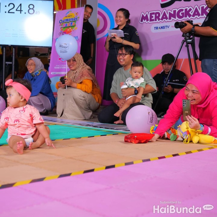 <p>Bukan hanya Si Kecil, Ayah dan Bundanya juga terlihat antusias memberikan semangat untuk anak-anak mereka yang ikut bertanding dalam perlombaan ini. (Foto: Atmaja Kurniawan)</p>
