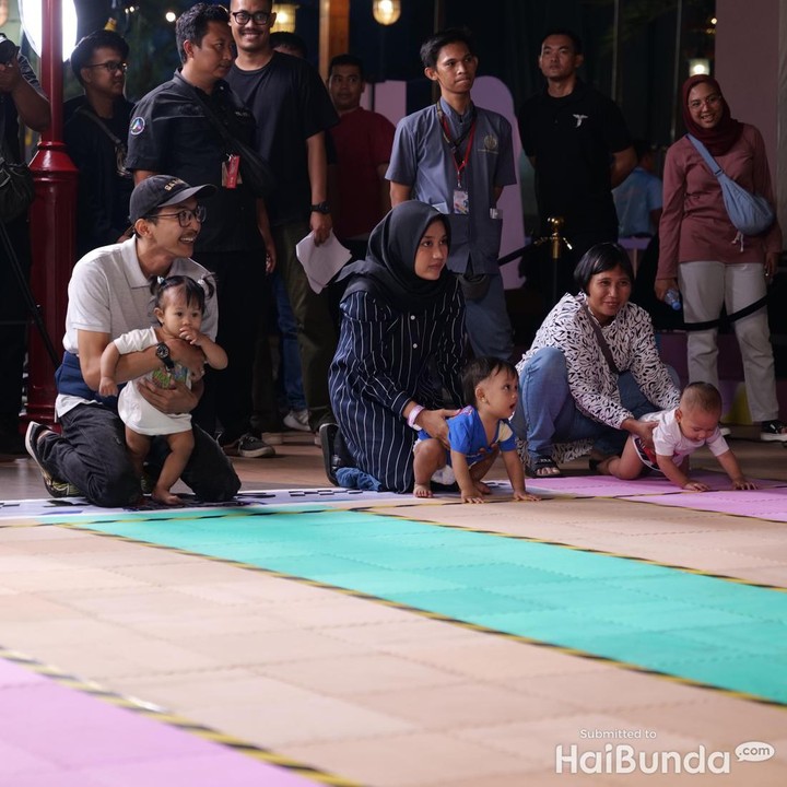<p>Olimpiade Balita cabang lomba merangkak kembali diselenggarakan untuk mencari sang juara, Bunda. Kali ini, acara <em>grand final</em> tersebut diadakan di Trans Studio Mall Cibubur pada Jumat (15/11/2024). (Foto: Muhammad Hafizh Muharrom)</p>