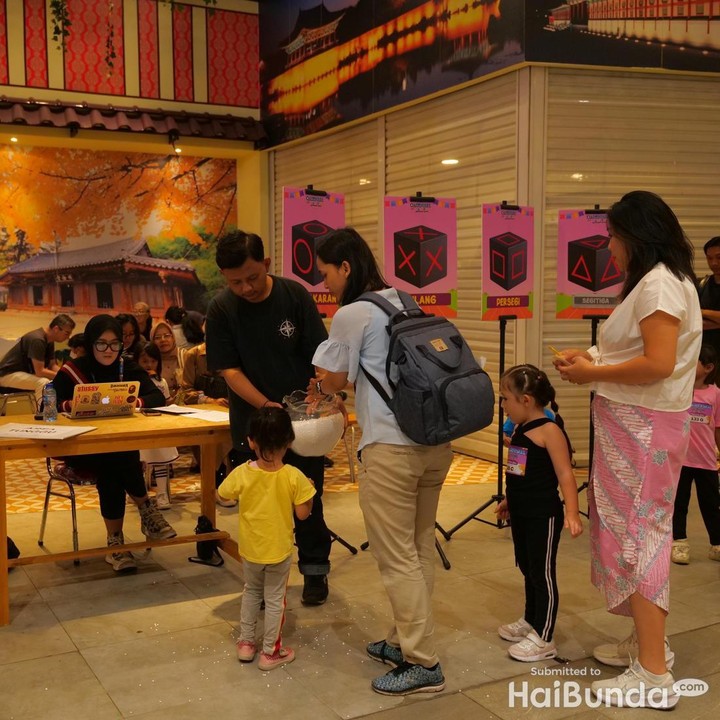 <p>Para Bunda dan Si Kecil perlu melakukan registrasi terlebih dahulu. Acara ini kemudian dimulai pukul 14.00 WIB setelah MC menjelaskan terkait peraturan lomba. (Foto: Muhammad Hafizh Muharrom)</p>