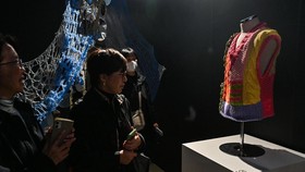 FOTO: Pameran Hasil Rajutan dan Medali Tom Daley di Tokyo