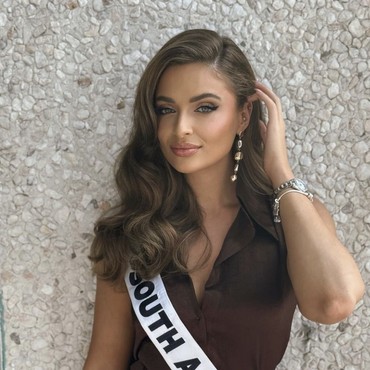 Alasan di Balik Mundurnya Finalis Tunarungu Pertama Miss Universe