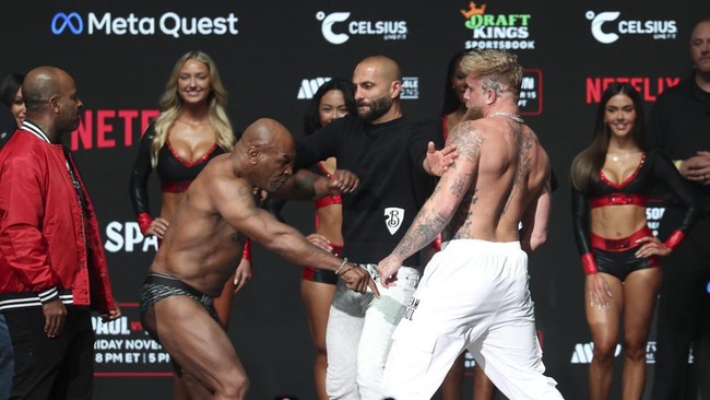 Mike Tyson akan menghadapi Jake Paul pada duel tinju kelas berat, Sabtu (16/11) pagi WIB. Berikut link live streaming laga tersebut.