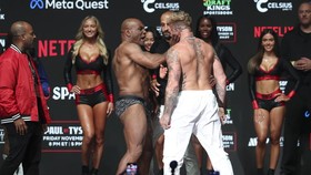 Mike Tyson Tampar Jake Paul, Acara Timbang Badan Rusuh