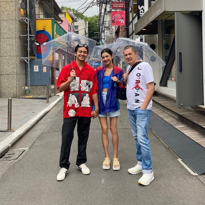 <p>Ayah Mikha tampak beberapa kali menemani anak dan menantunya Deva saat traveling ke luar negeri. Dalam satu potret yang dibagikan Mikha, tampak ketiganya jalan-jalan bareng ke Jepang beberapa waktu lalu. Foto: Instagram @miktambayong</p>