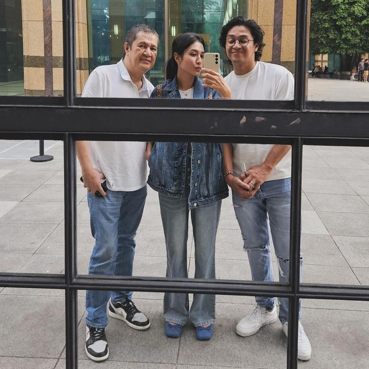 <p>Mikha sering mengunggah potret kebersamaannya dengan sang ayah dan suami di media sosial, Bunda. Ketiganya sering menghabiskan waktu bersama lho. Foto: Instagram @miktambayong</p>