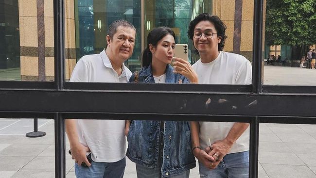 5 Potret Kebersamaan Mikha Tambayong dengan Sang Ayah dan Suami Deva Mahenra, Selalu Kompak