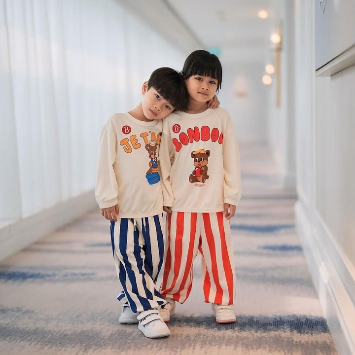 <p>Anak kembar Shanaz Shadiqah, Zayn dan Zunaira, selalu tampil dengan pakaian kembar nih, Bunda. Misalnya saja ketika mereka memakai piaya satu ini. "Aduhhhh gemasnya anak kembar ini," kata seorang netizen. (Foto: Instagram: @syahnazs)</p>