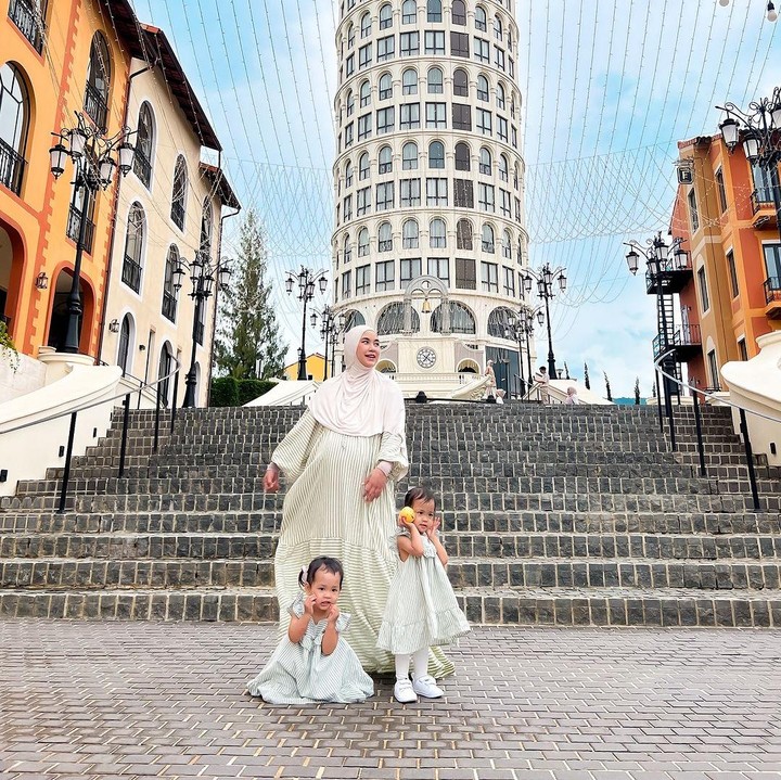 <p>Anisa Rahma sering mengunggah kebersamaannya dengan putri kembarnya, Alma dan Alsha. Dalam salah satu unggahan, Alma dan Alsha kompak mengenakan <em>dress</em> bernuansa hijau bergaris yang mirip dengan sang Bunda. (Foto: Instagram: @anisarahma_12)</p>