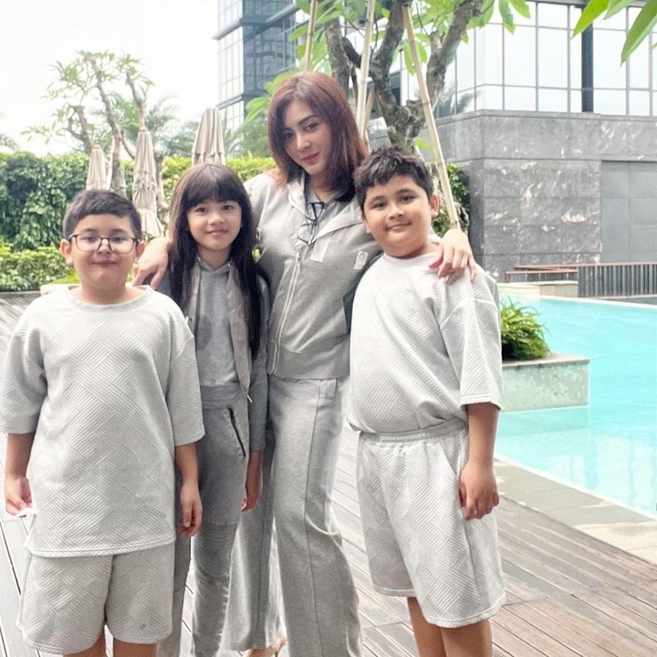 <p>Dari pernikahannya dengan Jonathan Frizzy, Dhena Devanka turut dikaruniai sepasang anak kembar bernama Zoe dan Zac. Sudah beranjak besar, OOTD keduanya semakin keren. (Foto: Instagram: @dhenaaldhaliadevanka)</p>