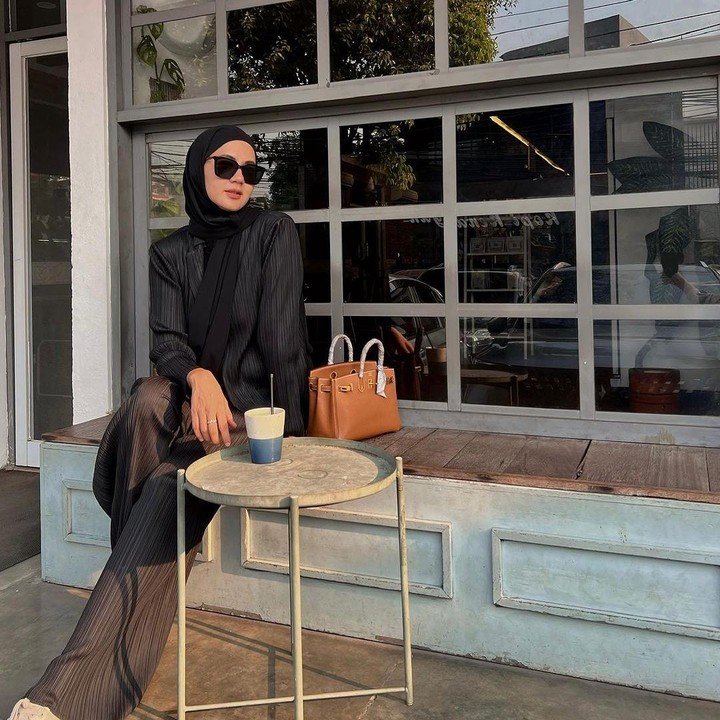 <p>Gaya Paula yang fashionable pun turut menjadi kiblat para hijabers untuk memadupadankan gaya dalam kegiatan sehari-hari. Dalam berbagai kesempatan, Paula juga sering menggabungkan pakaian formal dan non-formal, lho. (Foto: Instagram: @paula_verhoeven)</p>