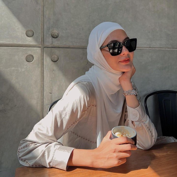 <p>Semenjak memantapkan hati mengenakan hijab, artis cantik Paula Verhouven kerap tampil dengan outer dan celana kulot, Bunda. Ia pun terlihat sangat nyaman memakai hijab jenis pashmina. (Foto: Instagram: @paula_verhoeven)</p>