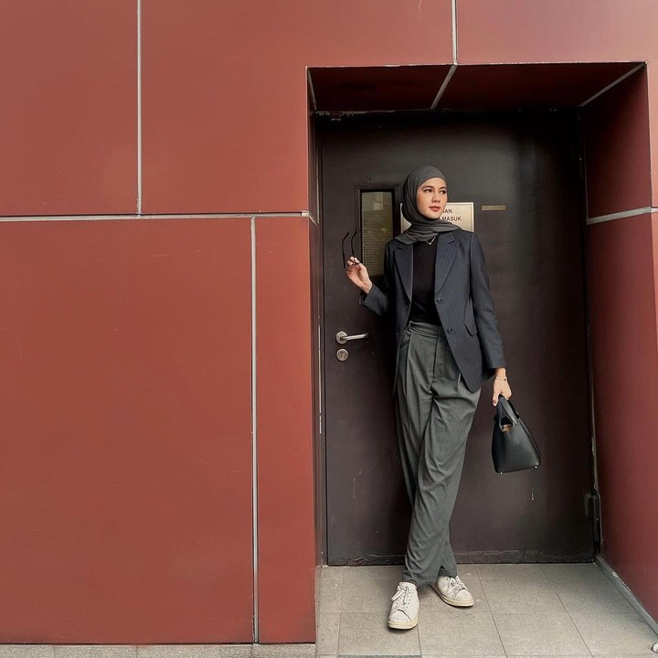 <p>"Orang kalau sudah keren dari sananya, walau foto depan pintu sungguh memesona," ungkap seorang netizen dengan emotikon hati. "Auranya semakin positif dan bersinar," ujar yang lainnya. (Foto: Instagram: @paula_verhoeven)</p>