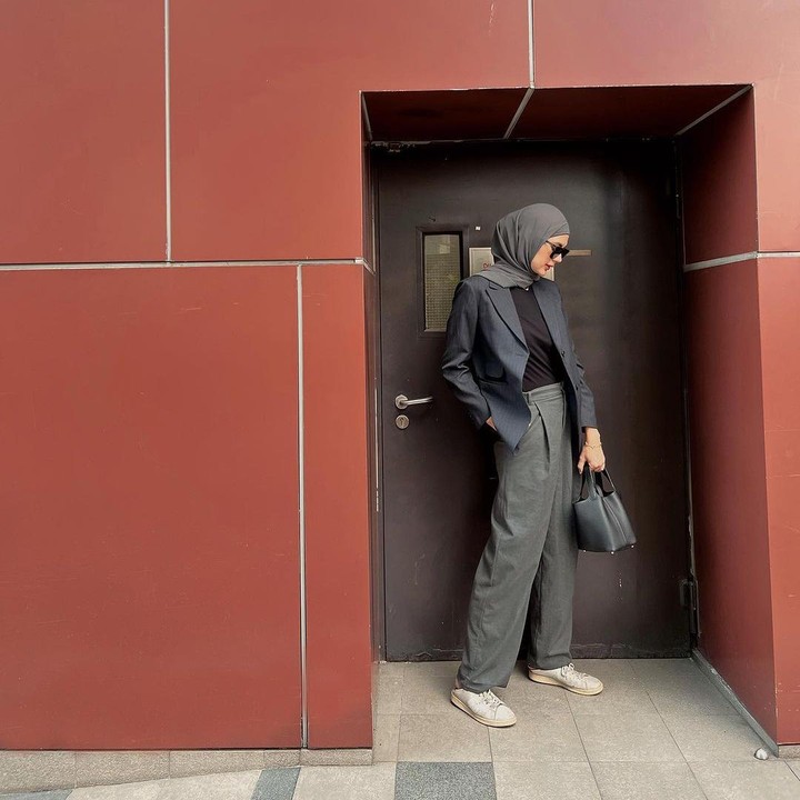 <p>Baru-baru ini, Paula kembali tampil <em>classy</em> dengan mengenakan blazer warna gelap. Gayanya ini dipadukan dengan celana bahan dan sepatu kets putih. (Foto: Instagram: @paula_verhoeven)</p>