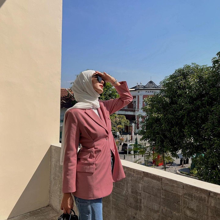 <p>Dalam potret yang satu ini, dirinya tampil menawan dengan blazer merah muda dan celana jeans. Keren banget, ya! (Foto: Instagram: @paula_verhoeven)</p>