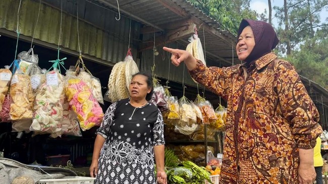 Calon Gubernur Jawa Timur nomor urut 3, Tri Rismaharini, mendapat sambutan hangat dari para pedagang dan visitor area wisata Trawas.