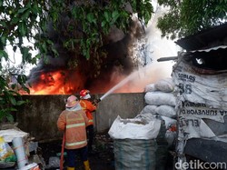 Depot Barang Rongsokan di Palembang Hangus Terbakar