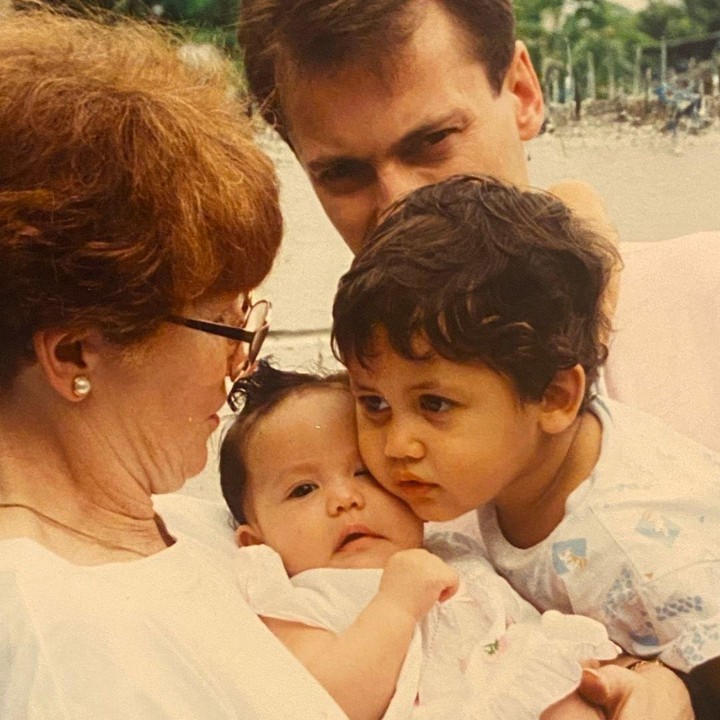 <p>Lebih lanjut, perempuan 32 tahun itu turut mengucapkan selamat ulang tahun dan rasa cintanya pada sang nenek. "Selamat ulang tahun untuk Ibu dari Ayah saya, Maureen, saya bisa berbicara berjam-jam tentang hal-hal yang telah kamu lakukan untuk saya. Saya mencintaimu," sambungnya. (Foto: Instagram: @pevpearce)</p>