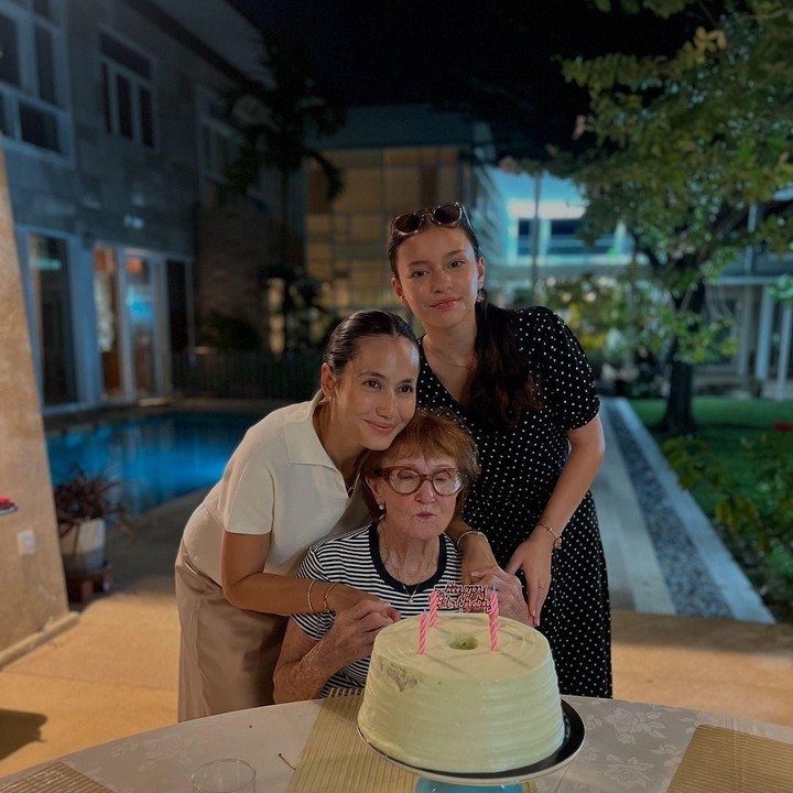 <p>Artis cantik Pevita Pearce kerap mengunggah momen kebersamaannya dengan keluarga. Tidak hanya bersama sang Kakak dan adiknya, Pevita juga sangat dekat dengan sang nenek, Maureen. (Foto: Instagram: @pevpearce)</p>