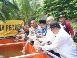 Dukung Asta Cita, Polisi Salurkan Ratusan Benih Ikan di Pademangan Jakut