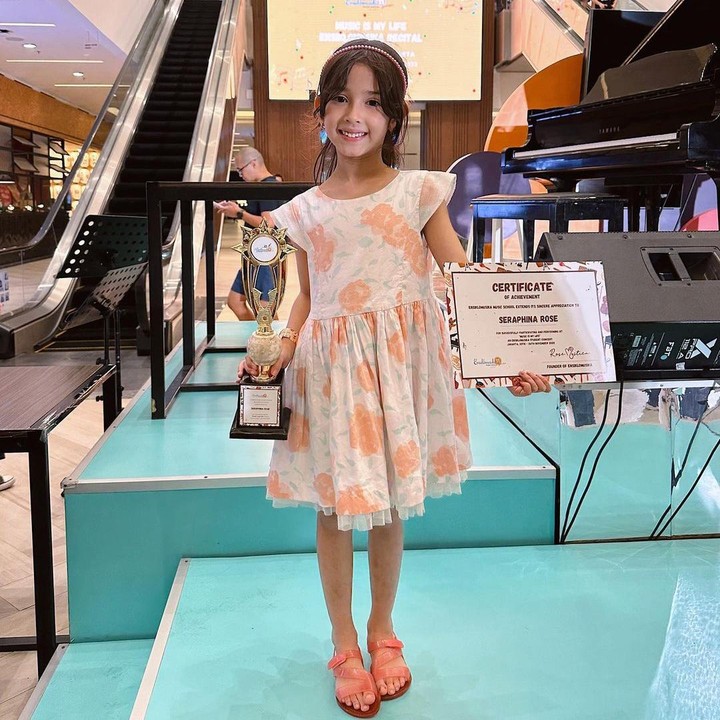 <p>Tidak hanya itu, Seraphina juga merupakan seorang pianis yang berbakat. Pada akhir November 2023 lalu, ia melangsungkan konser piano pertamanya. (Foto: Instagram: @yaswildblood)</p>