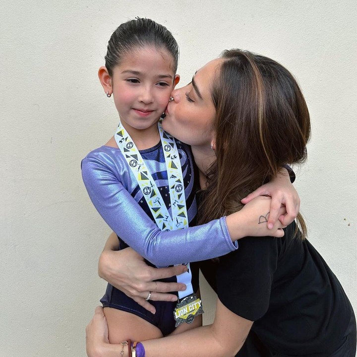 <p>Belum lama ini, Seraphina berhasil medali perak dalam kompetisi gymnastic pertamanya. Momen ini pun dibagikan langsung oleh sang Bunda pada laman media sosial. (Foto: Instagram: @yaswildblood)</p>