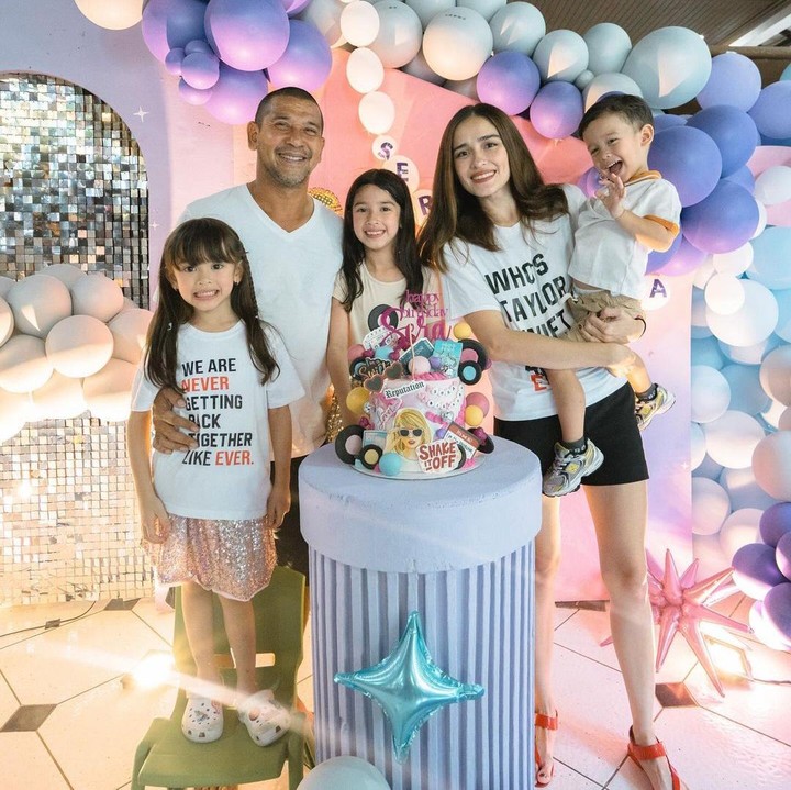 <p>Pesta ulang tahun ini dibuat dengan tema Taylor Swift, Bunda. Tidak hanya dekorasi dan kue ulang tahun, Sera dan keluarga juga mengenakan kostum bernuansa Taylor Swift. (Foto: Instagram: @yaswildblood)</p>