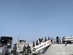 5 Ton Beras-Popok Bayi dari Labuan Bajo Diangkut untuk Pengungsi Lewotobi