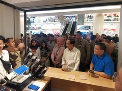 Jokowi-Luthfi Kunjungi Mal di Purwokerto, Warga Antusias Berebut Selfie