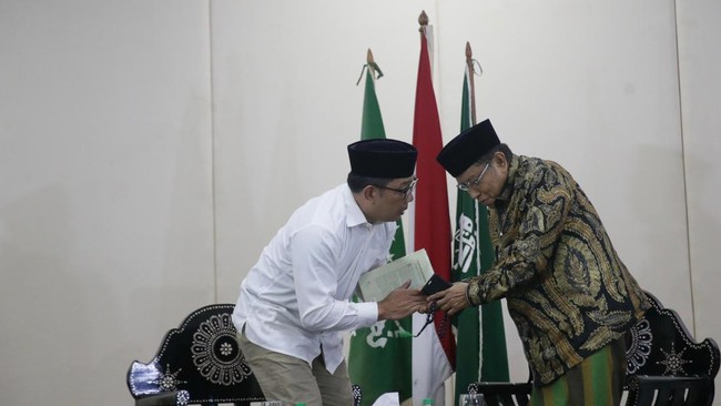 Ridwan Kamil menemui mantan Ketm PBNU KH Said Aqil Siradj di Pondok Pesantren Luhur Al-Tsaqafah, Jakarta, Kamis (14/11) malam.