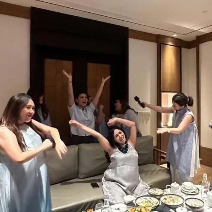 <p>Ririn membagikan keseruan acara<em> baby shower</em> ini di media sosial. Adik ipar vokalis D'masiv, Rian Ekky Pradipta ini terlihat sangat bahagia karena bisa menghabiskan waktu dengan teman-teman dekatnya di acara tersebut. "<em>Thank u girls for the Baby Shower</em>," tulisnya di Instagram. (Foto: Instagram @ririnpuradiredja)</p>