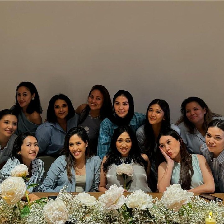<p>Acara <em>baby showe</em>r ini dilangsungkan di <em>private social club</em> di daerah Jakarta Selatan. Dalam acara <em>baby shower</em>, Ririn terlihat mengenakan <em>dress</em> bernuansa warna biru, sama seperti semua tamu yang hadir. (Foto: Instagram @ririnpuradiredja)</p>