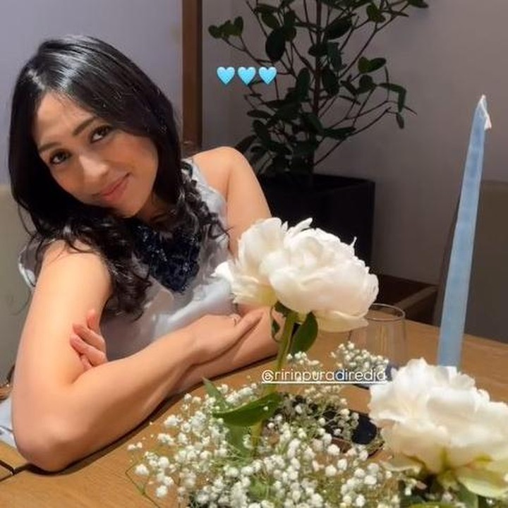 <p>Istri Angga vokalis Maliq & D'essentials, Dewi Andarini atau akrab disapa Ririn, sebentar lagi melahirkan anak pertamanya. Jelang persalinan, Ririn mengadakan acara <em>baby shower</em> sederhana bersama teman-teman dekatnya, Bunda. (Foto: Instagram @ririnpuradiredja)</p>