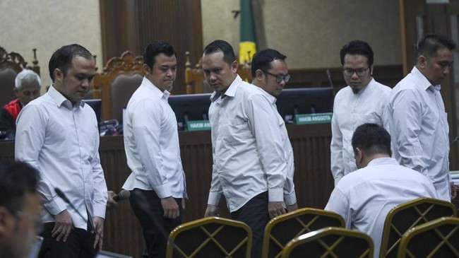 Sebanyak 15 terdakwa kasus dugaan pemerasan di Rumah Tahanan Negara (Rutan) Cabang KPK dituntut dengan pidana empat hingga enam tahun penjara.