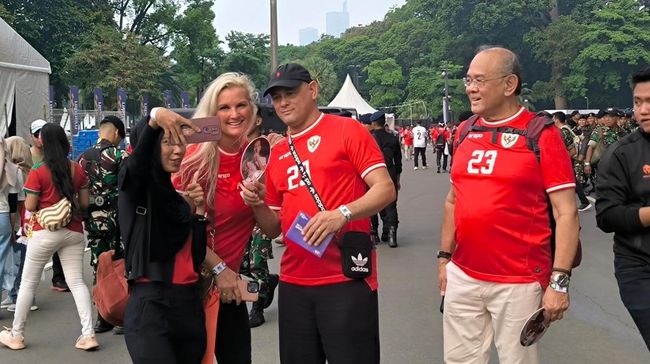 Keluarga Justin Hubner Jadi Buruan Selfie Suporter Timnas Indonesia