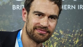 Theo James Resmikan Kampanye Pengungsi untuk Aksi Iklim di COP29