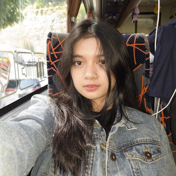 <p>Sosok Amanina Afiqah sempat populer di pertengahan tahun 2000-an. Perempuan yang kerap disapa Afiqah ini dikenal karena aktingnya di beberapa iklan produk anak. Setelah itu, Afiqah terjun ke dunia akting dengan membintangi beberapa judul film, seperti <em>Perahu Kertas 2.</em> Afiqah yang saat ini berusia 18 tahun itu diketahui juga merupakan anggota JKT48 generasi ke-8. (Foto: Instagram @amaninaafiqah)</p>