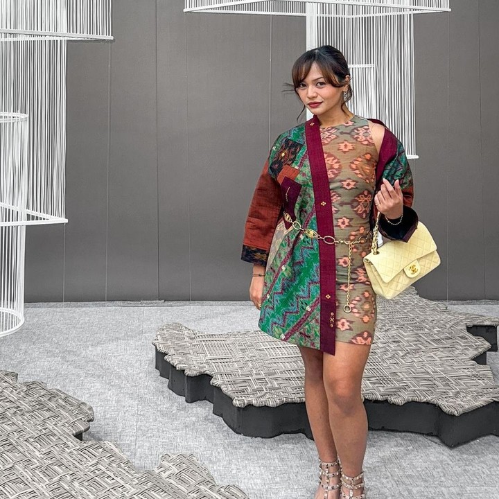 <p>Aktris Amel Carla merintis karier di dunia akting sejak berusia 6 tahun, Bunda. Perempuan yang kini berusia 23 tahun ini masih aktif di dunia hiburan dengan membintangi sejumlah judul film dan serial web. Amel Carla berhasil mengubah citranya sebagai artis cilik yang menggemaskan menjadi aktris dewasa dengan <em>style</em>-nya yang anggun. (Foto: Instagram @amelcarla)</p>