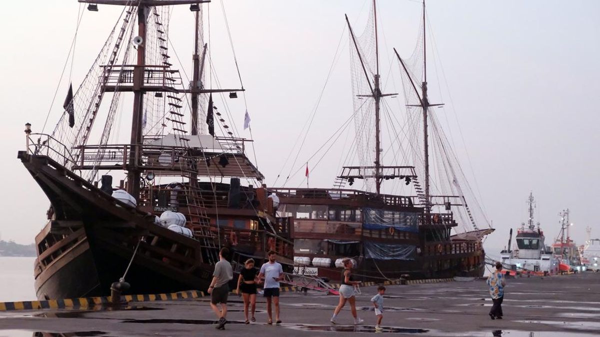 Ramai Turis Pergi dari Labuan Bajo Pakai Kapal Imbas Erupsi Lewotobi