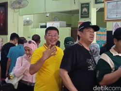 Cawagub Erwan Santap Nasi Jamblang Sebelum Debat Pilgub Jabar di Cirebon