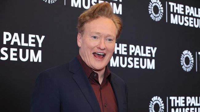 Piala Oscar 2025 akhirnya punya host, yakni Conan O'Brien, setelah Jimmy Kimmel dan John Mulaney menolak tawaran itu.